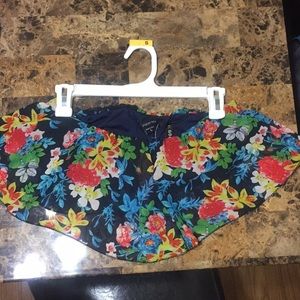 Women's cropped up. Flower print. Size large